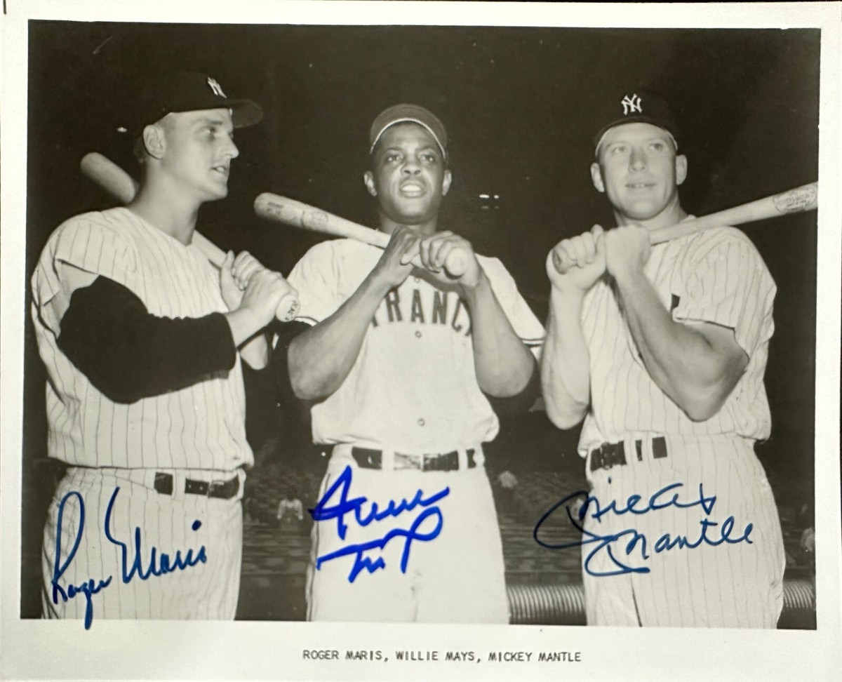 MARIS, MANTLE AND MAYS PERFECTLY SIGNED 1962 WS 8 X 10 PHOTO WITH