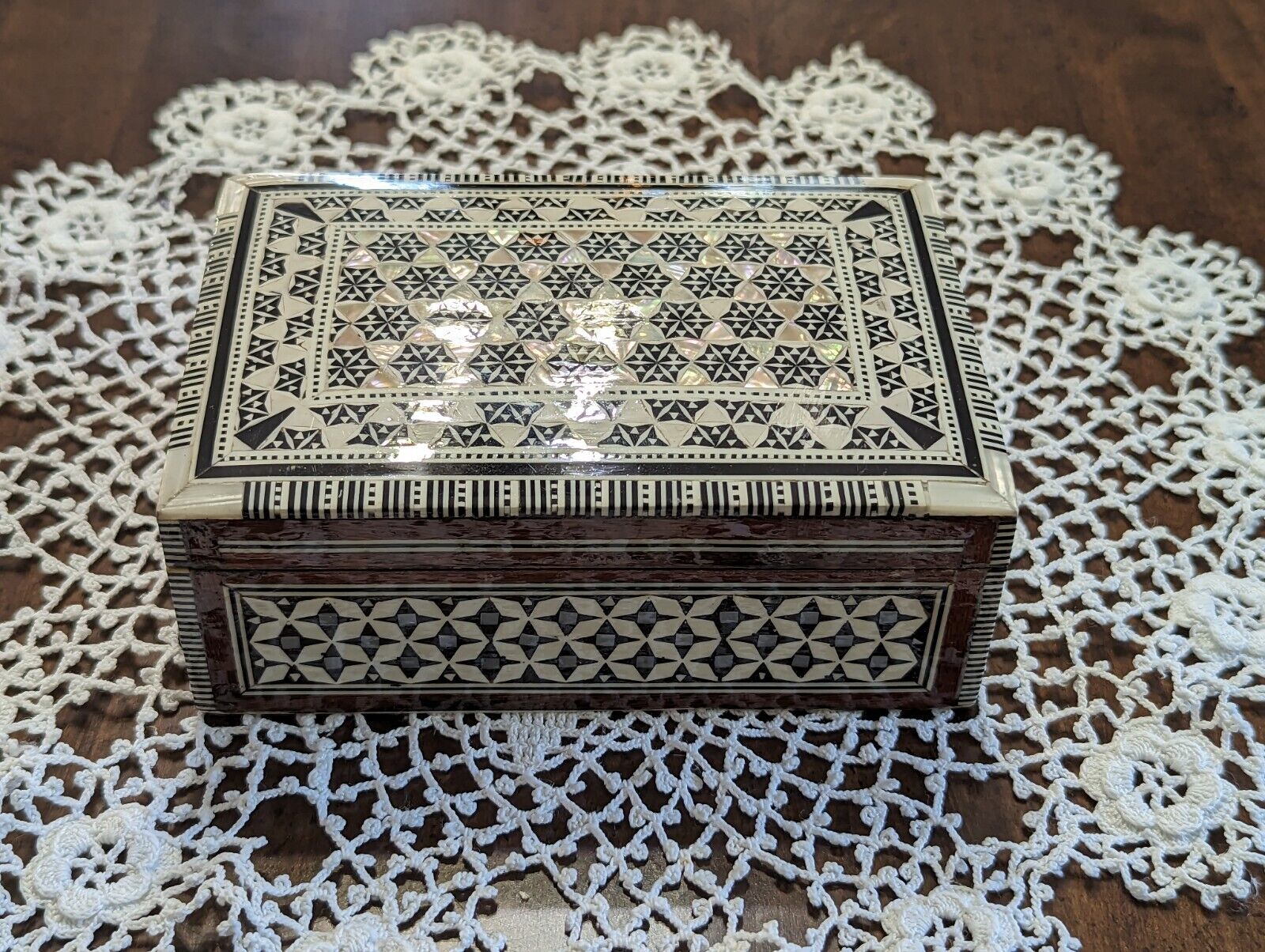 PRETTY Handmade Mother of Pearls INLAID 5.5" long Wooden Box made in Egypt,  NEW