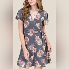 Francesca’s Alya gray floral wrap dress size small
