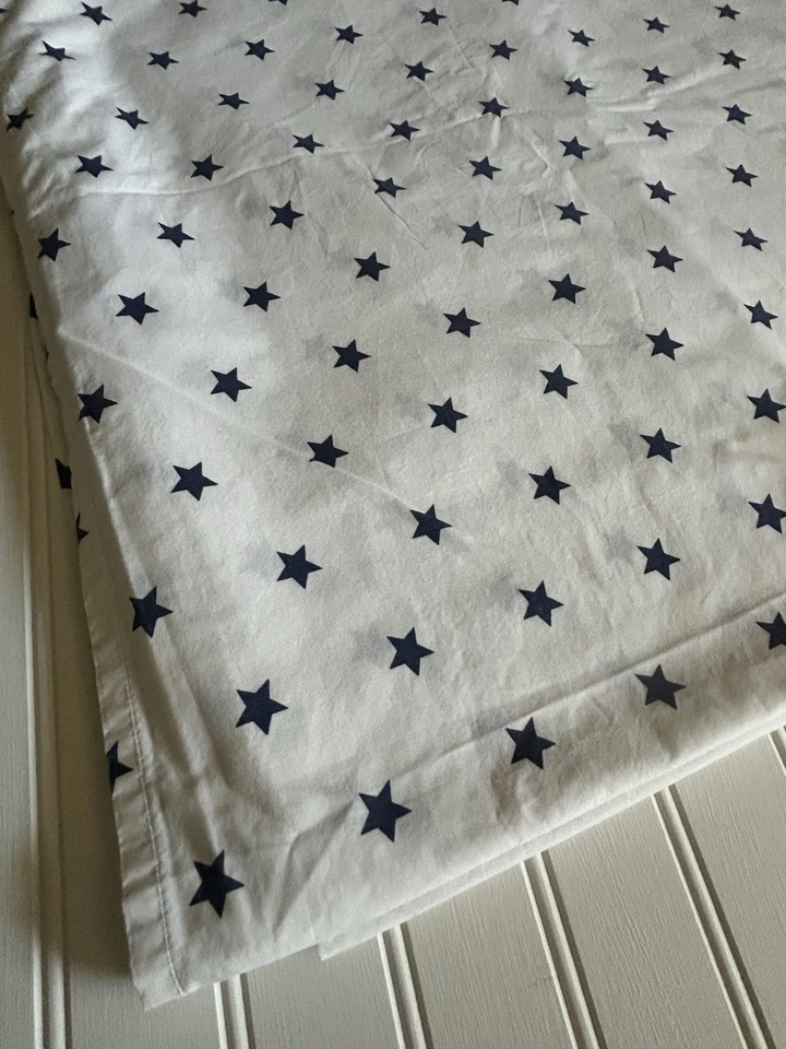 Sábana plana Pottery Barn Kids blanca con estrellas azules oscuras tamaño completo usada en excelente estado Foto 2 de 4