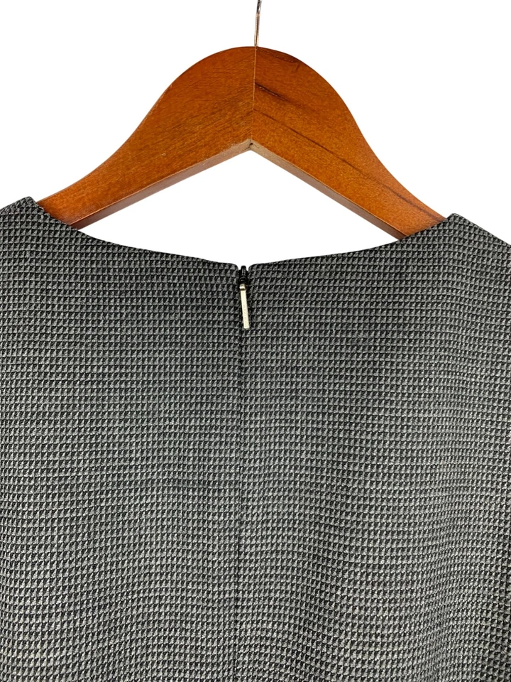 Top de mujer Hugo Boss sin mangas peplum talla L blanco y negro patrón de pata de gallo Foto 4 de 4