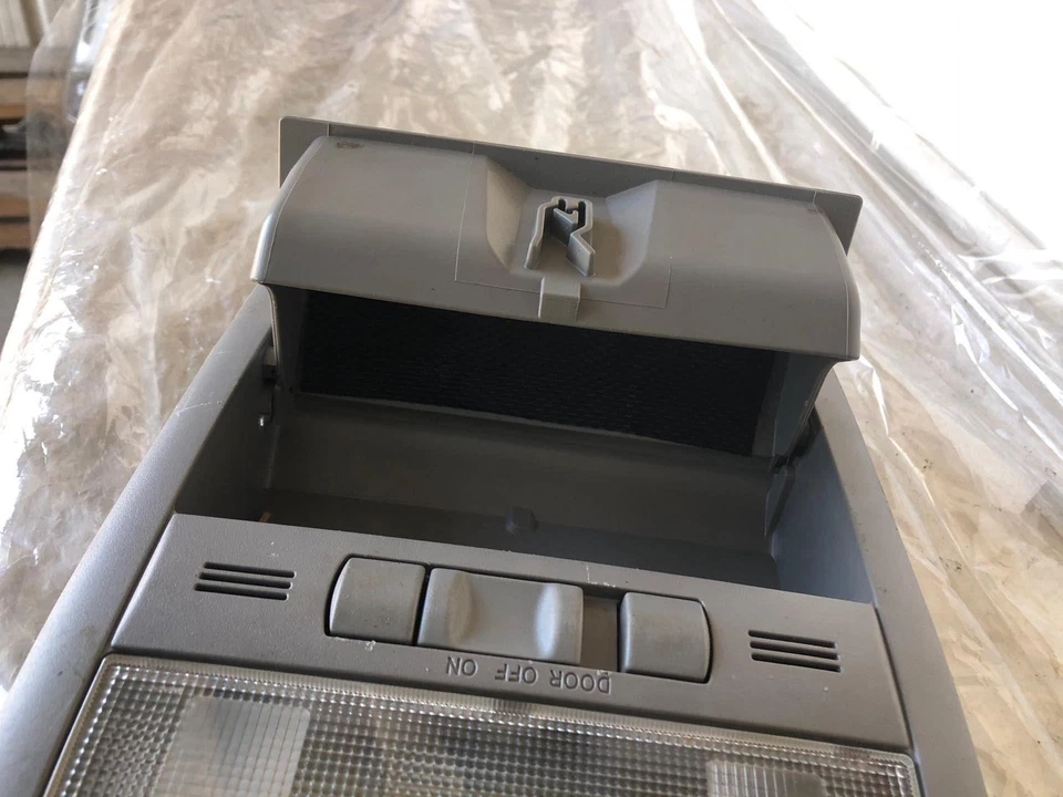 Toyota Prius 2007 luz interior lámpara de consola superior con compartimento para gafas de sol Foto 4 de 4