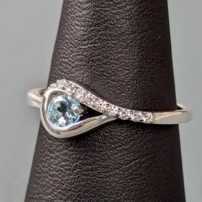Top Ring mit echtem Blautopas und 9 Zirkonia Steinen - Trendy  | Schmuckstyck