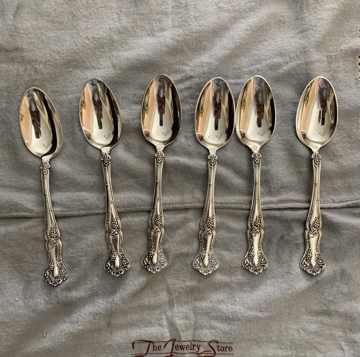 6 ANTIQUE,VINTAGE COLLECTIBLE SPOONS, 6