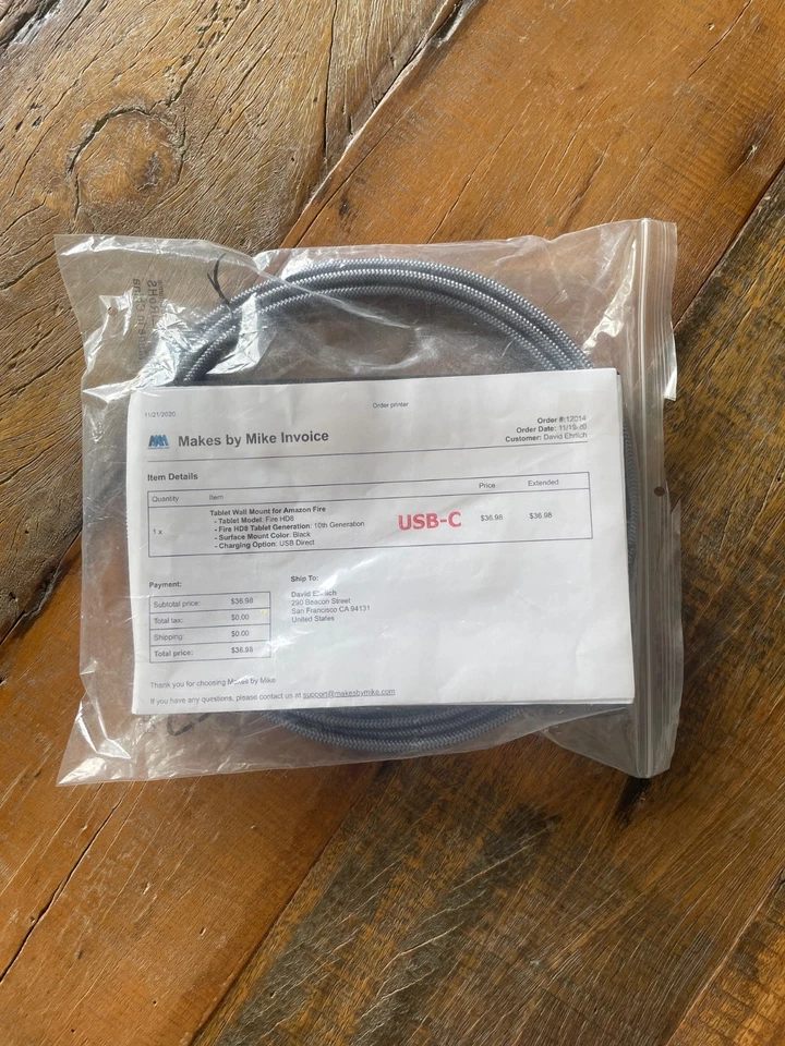 Soporte de montaje en pared Kindle Fire negro personalizado con cable de entrada/salida USB-A Foto 4 de 4