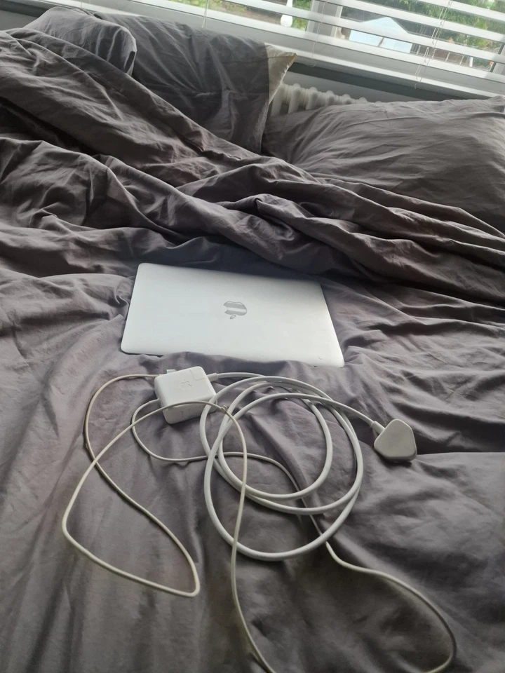 Apple MacBook Air 13" 2017 · i5 · 8GB · 120GB, photo 2 of 5