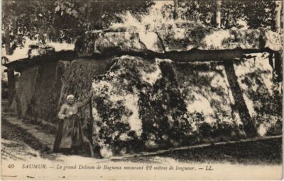 Old postcard Saumur Le Grand Dolmen de Bagneux (979091)
