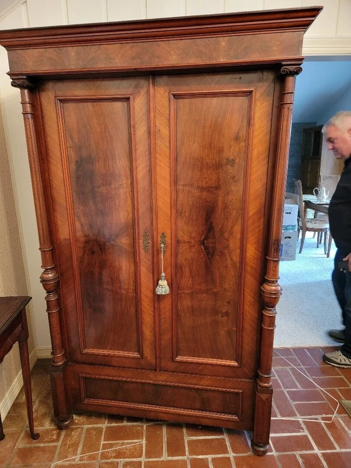 Armario Antiguo Estilo Luis XV Foto 2 de 3