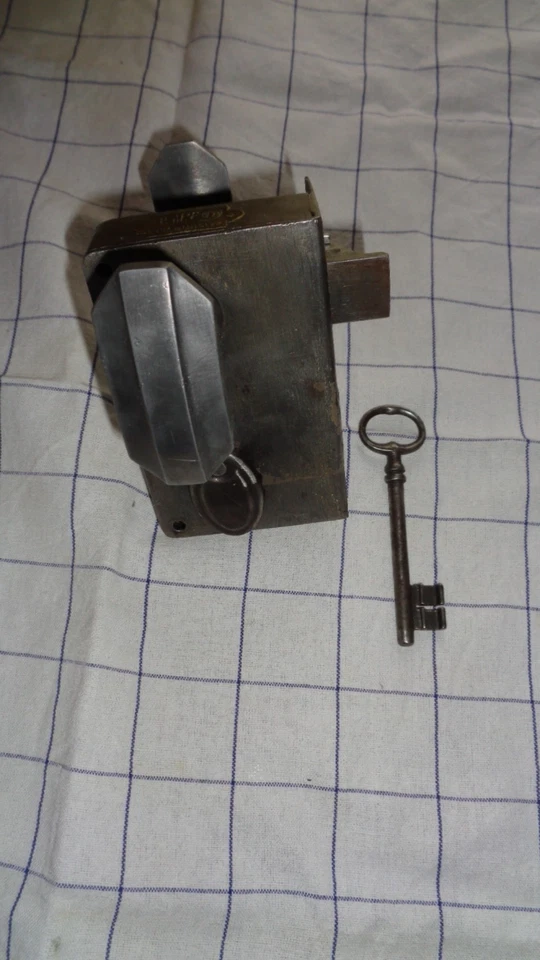 SERRURE ACIER SANS GACHE PMF - AVEC SA CLE + 2 POIGNEES - 1920 - TBE - N° SR34 - Photo 2/3