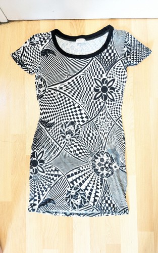 Versus Versace, Versus Versace T-Shirt Kleid Grafik Print Blumen 44IT 38/40FR schwarz weiß...