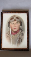 Portrait Flieger Pilot Luftwaffe in Fliegerkombi mit Kopfhaube und Fliegerbrille