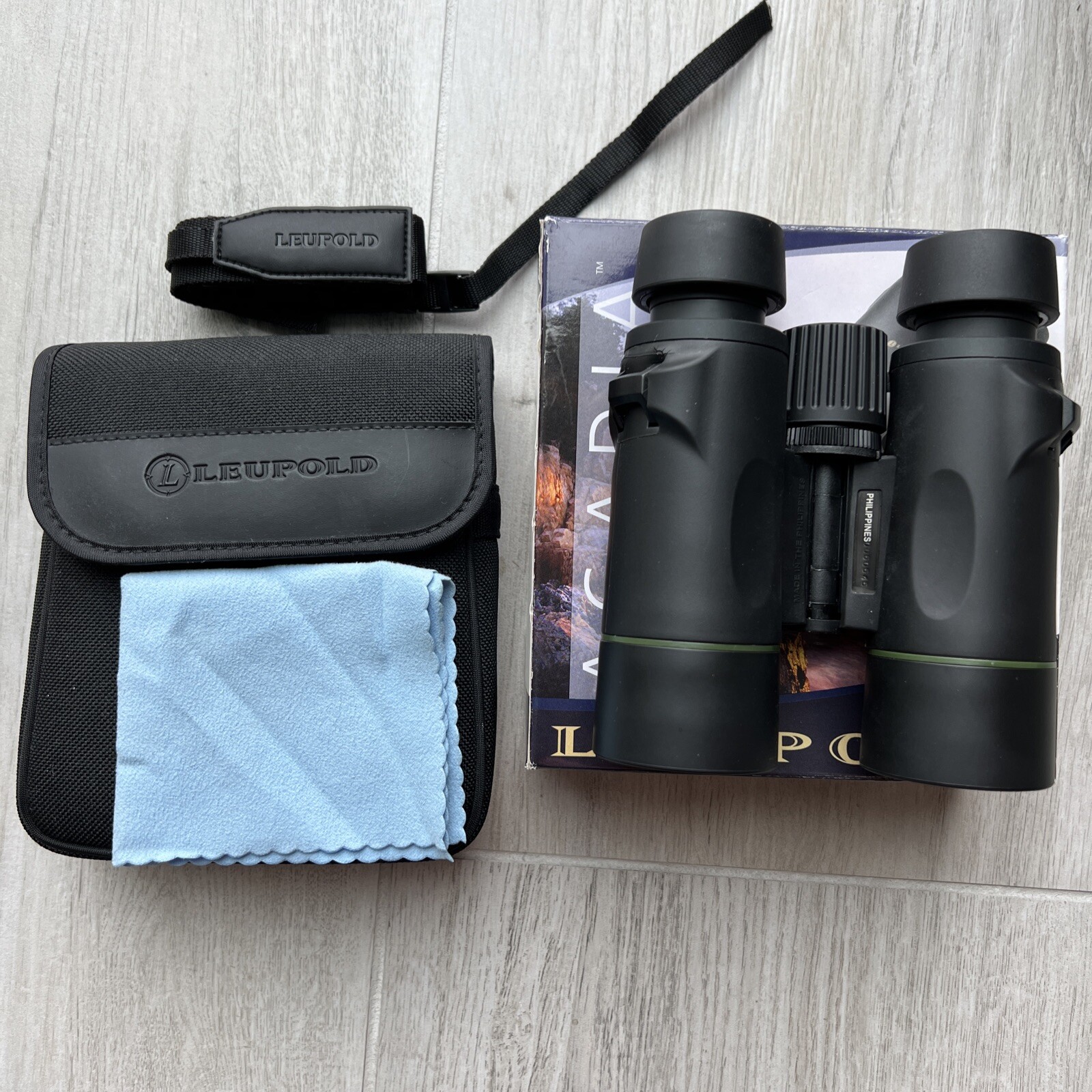 Leupold Acadia Center 10x42 Center Focus Roof Prism Binoculars w/Strap