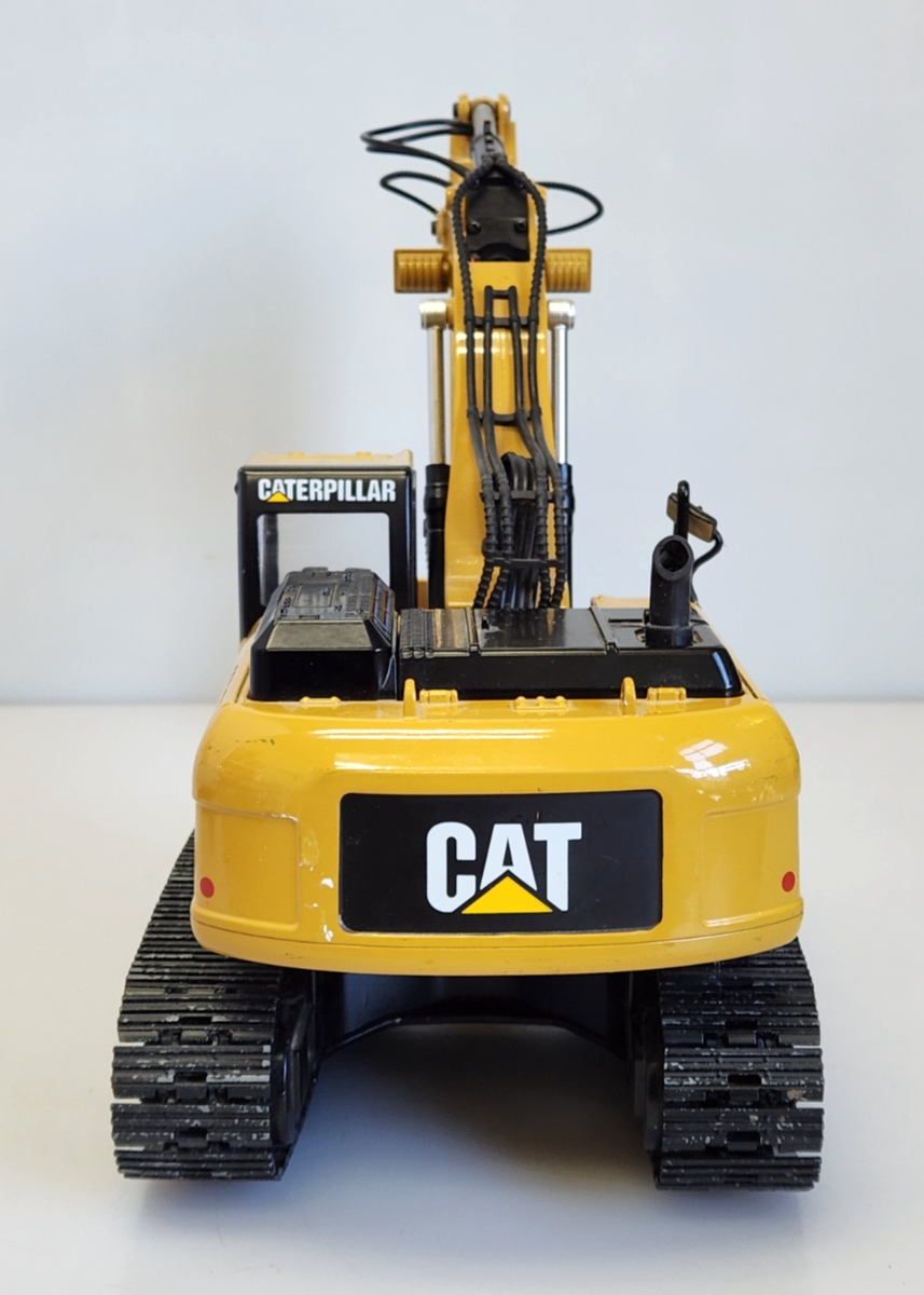 1:20 Scale Diecast Diecast Masters 1:20 Scale CAT 330D L Excavator