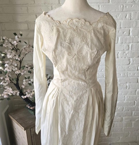 Vintage 1950s Ivory Wedding Gown, Romantic, Pearl, Lace, Train, Victorian - Picture 11 of 15