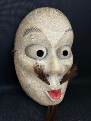 Handgeschnitzte Noh-Maske aus Holz, Künstler: Saito Masami - Usobuki