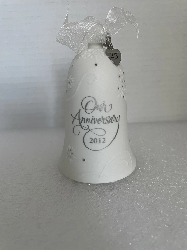 2012 Hallmark Keepsake Nuestro Aniversario Porcelana Campana Hito Dijes Ornamento Foto 4 de 4