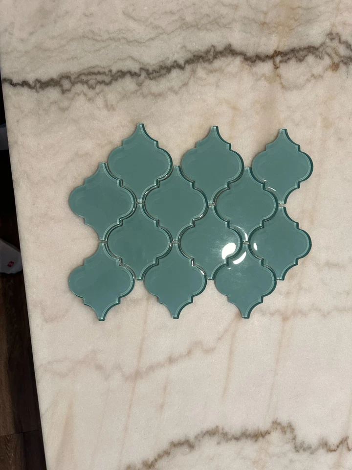Mosaico de vidrio brillante arabesco azul aguamarina 9"x13" desplazado Foto 4 de 4