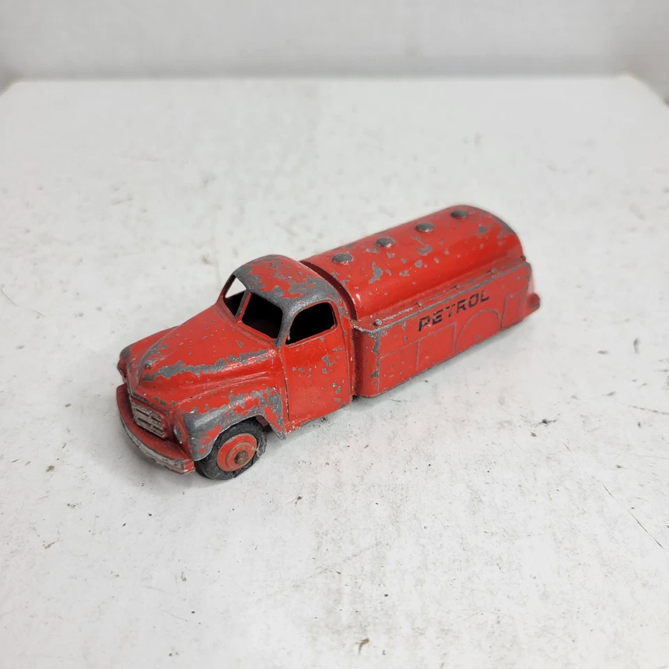 Camión cisterna Dinky Mobil gasolina gasolina rojo diecast vintage Foto 2 de 4
