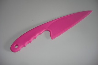 großes Kunststoff Küchenmesser pink