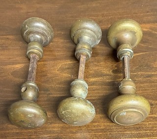 LOT OF 3 VINTAGE BRASS DOORKNOBS (6M)