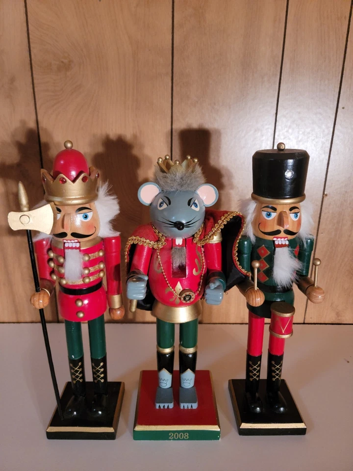 Cascanueces de madera vintage de 16" Collection Three Foto 2 de 4