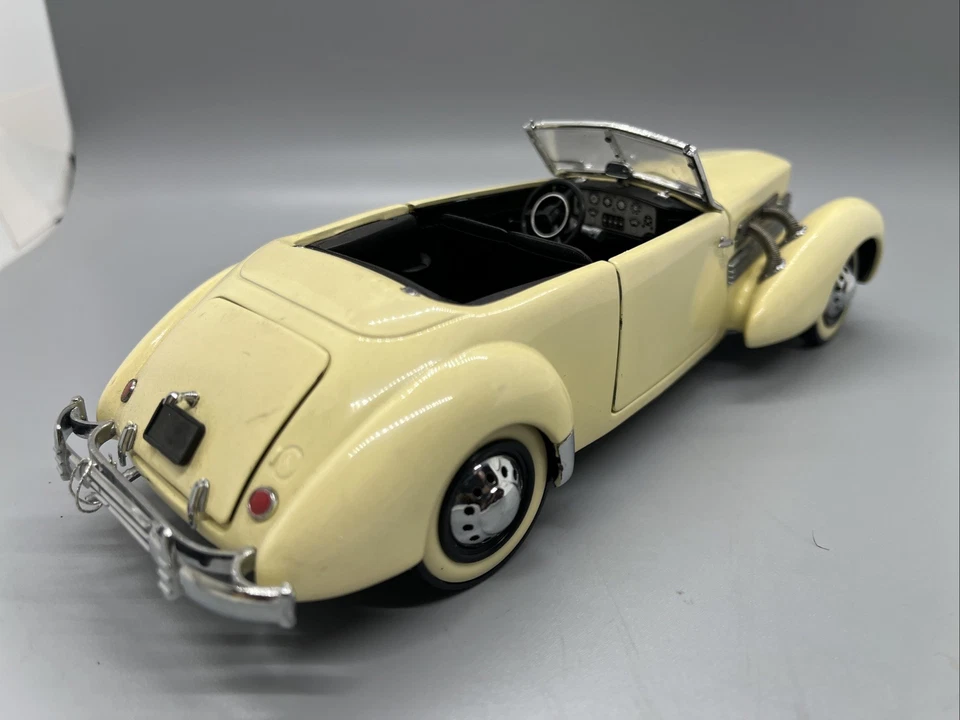 Franklin Mint 1937 Cord 812 Phaeton Coupe 1/24 Diecast Scale - Image 2 of 4