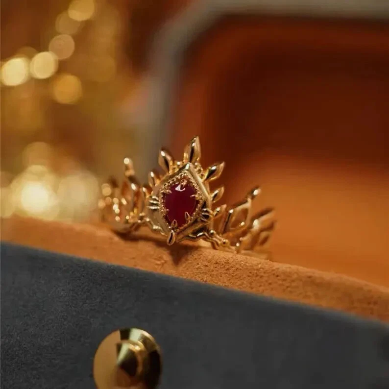 Anillo Halloween Whitchy 1,18 quilates corte pera rubí simulado chapado en oro amarillo de 14 quilates Foto 2 de 4