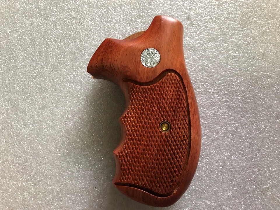 Wunderschöner Hartholzgriff für S&W K/L Rahmen Round Butt Revolver Checker hinten geschlossen