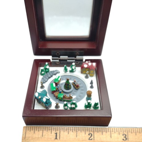 Mr Christmas Gold Label Karussell animierte Miniatur Spieluhr "Deck the Halls" - Bild 4 von 7