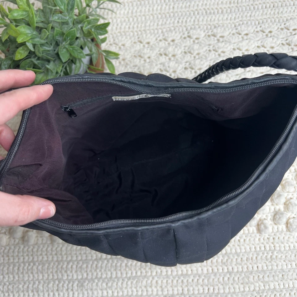 Bolso cubo de hombro de tela plisada para mujer DONALD J. PLINER correa de cuerda tejida negro Foto 4 de 4