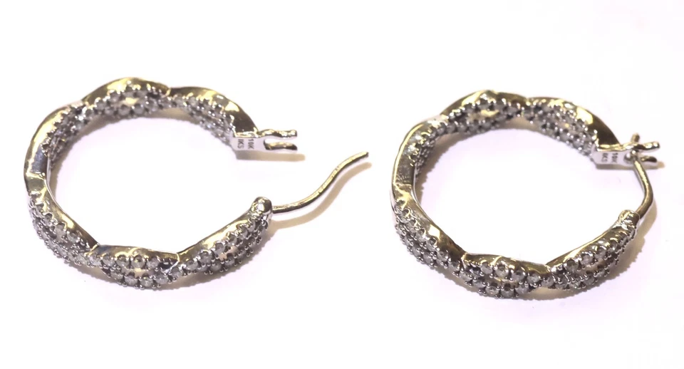 Brincos huggie de ouro branco 10k com argola de diamante 0,76 ct I2 H 5,8 g - Imagem 3 de 4