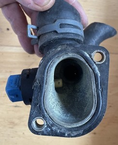 Kühlmittelflansch Zylinderkopf 050121133D Org. Audi A4 B5 VW Passat 3B Flansch