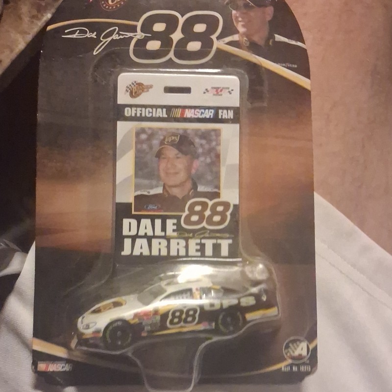 Winner's Circle Dale Jarrett #88 UPS 2005 Ford Taurus 1:64 Diecast NASCAR