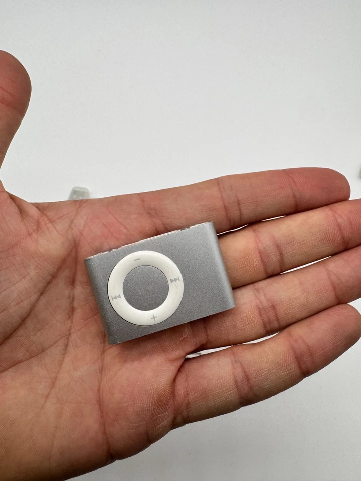 Apple iPod Shuffle 2. Generation mit Ladestation Dock Silber - Guter Zustand - Bild 3 von 4