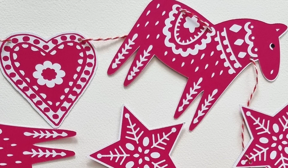 Caballo Scandi Dala Rojo con Corazones y Estrellas Bunting - 4M Listo Encordado Foto 4 de 4