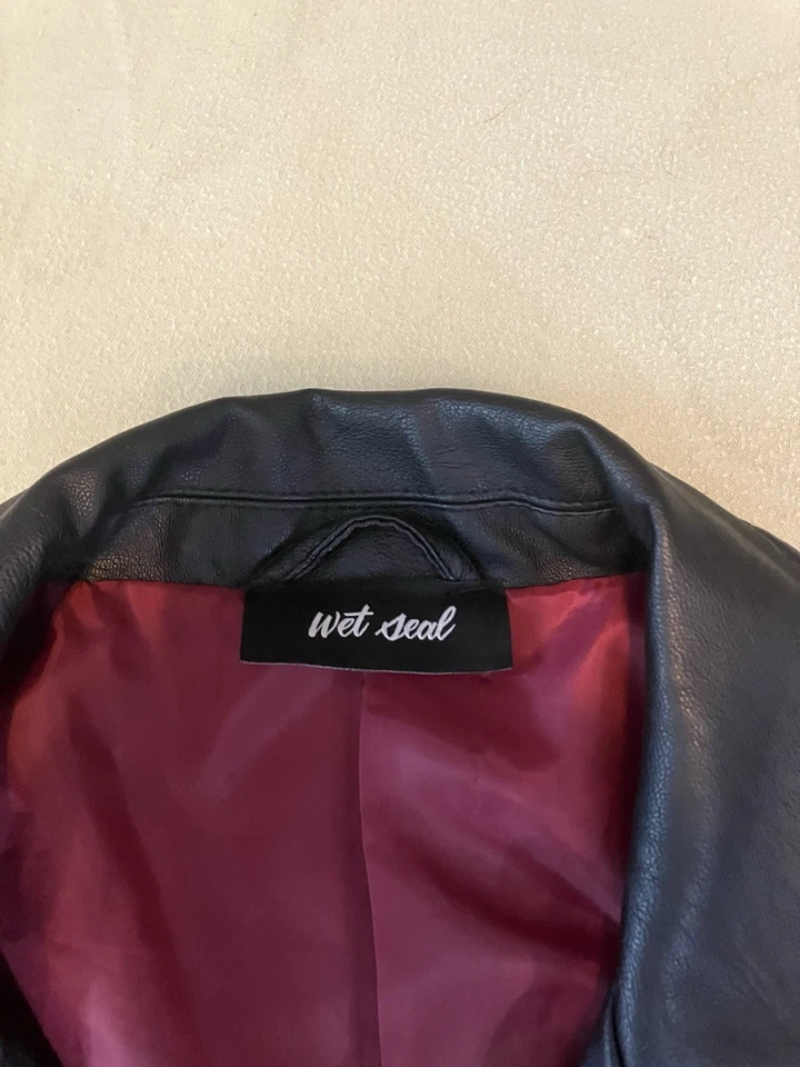 Chaqueta de motociclista mediana para mujer Wet Seal imitación cuero cremallera completa Rock N Roll negra Foto 2 de 4