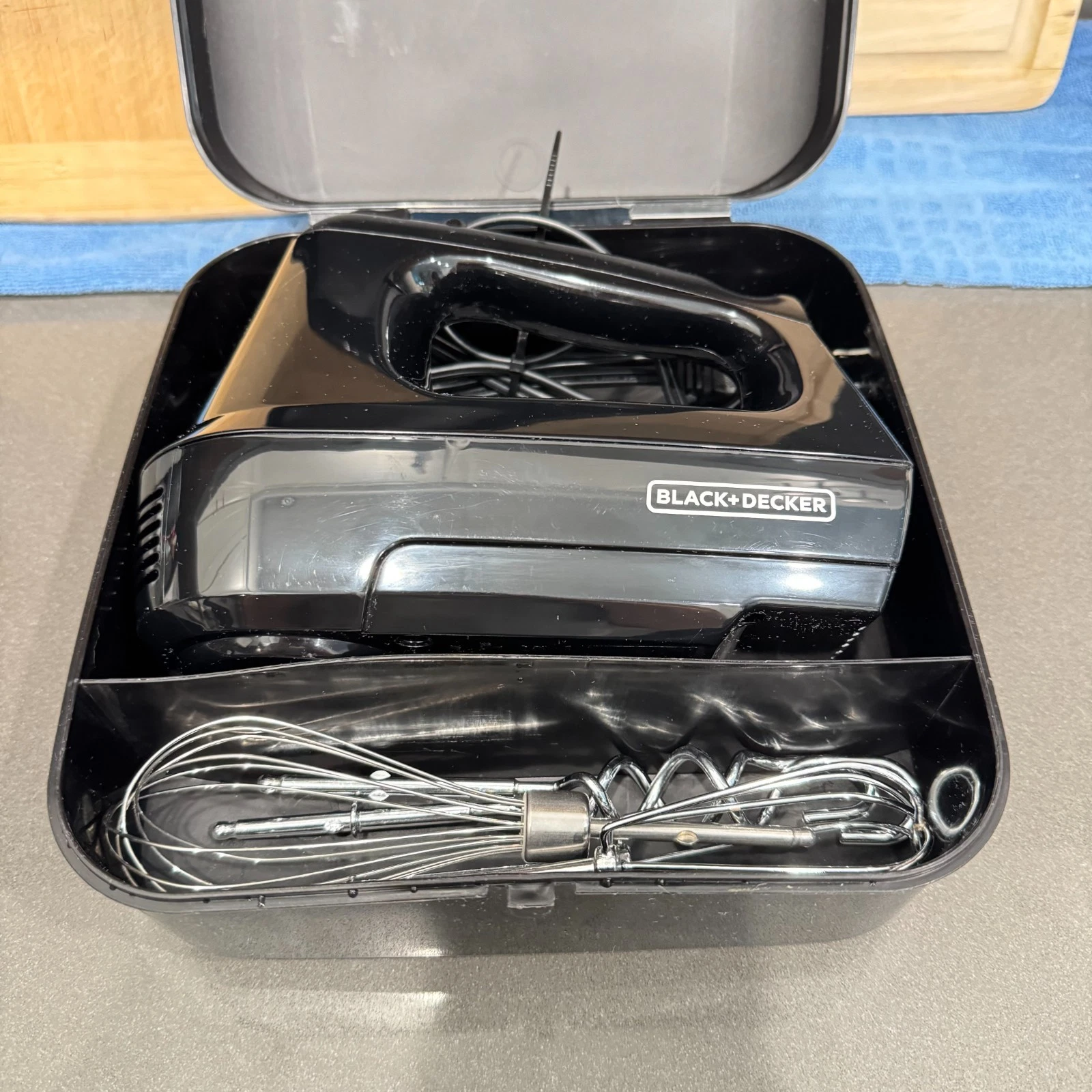 BLACK+DECKER 6-Speed Hand Mixer with Turbo Boost Black 5 pc accessories MX3200B
Opens in a new windo