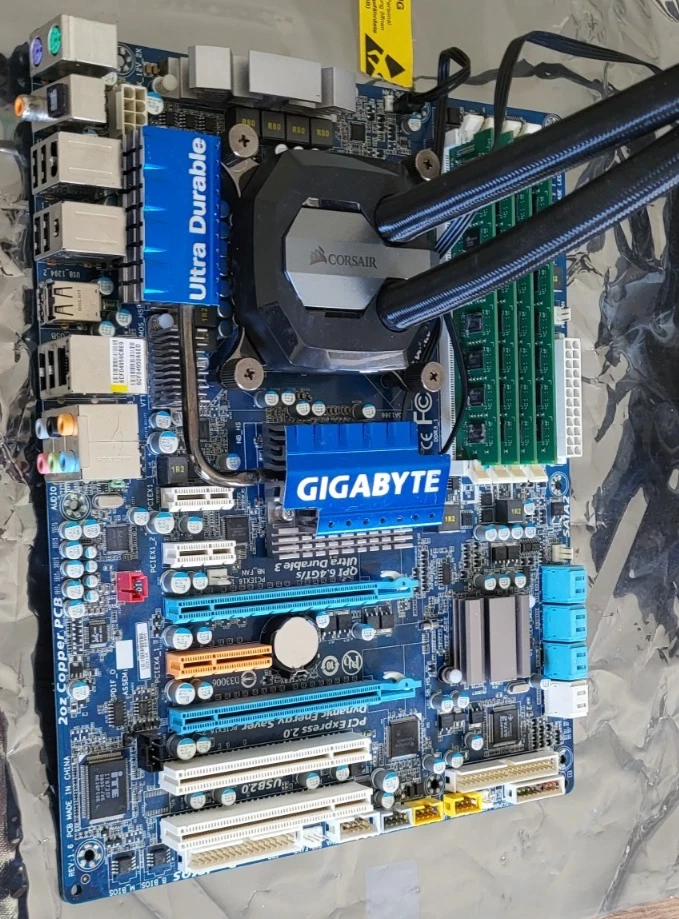 X58 Sixcore Gaming (Gigabyte GA-EX58-UD3R, X-5675, Corsair 16GB Ram, 240mm AIO) - Bild 2 von 4