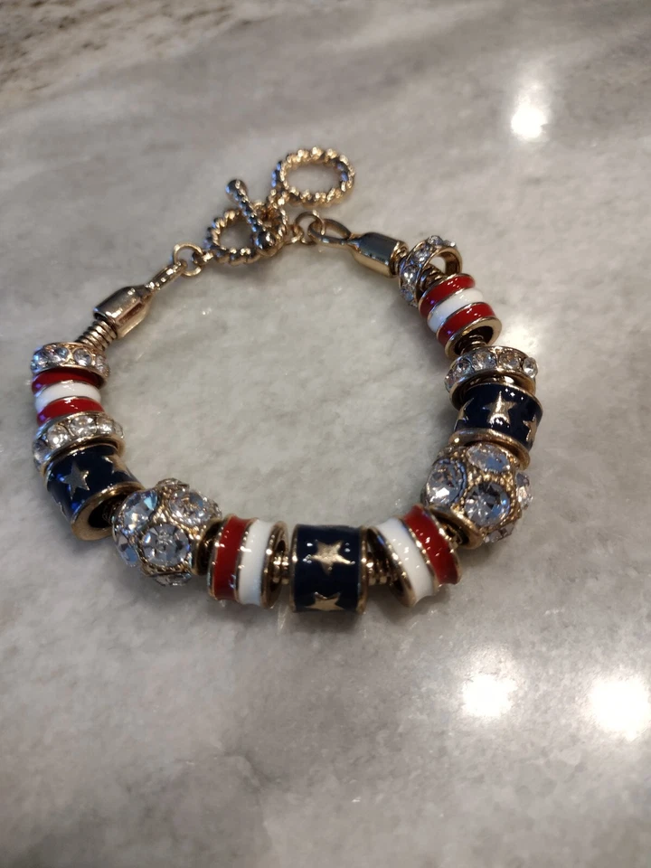 Brazalete ajustable con cierre de palanca de temática patriótica esmaltada y estrás tono dorado Foto 3 de 4