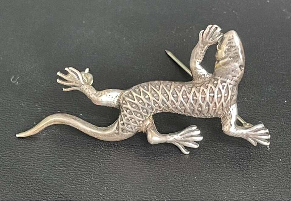 SOLID CAST 925 STERLING SILVER LIZARD BROOCH - image 1