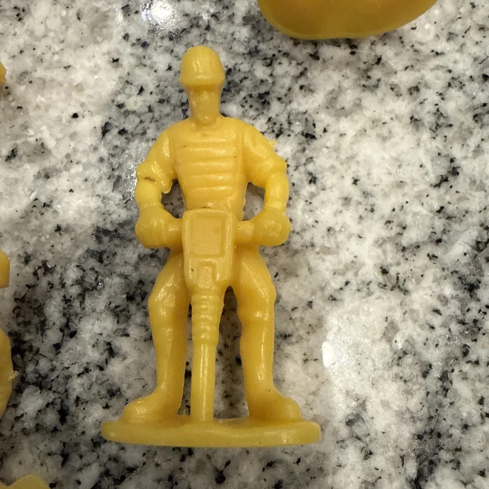 Juego de 5 adornos para pasteles de trabajador de la construcción Jackhammer excavadora ingeniero juguete soldado Foto 3 de 4