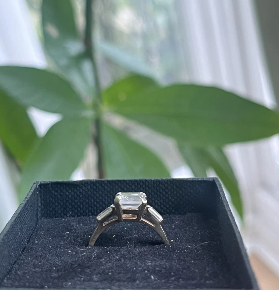 Кольцо из чистого золота 9 карат с клеймом и бесцветным камнем изумрудной огранки - 3,38 г - Изображение 3 из 4