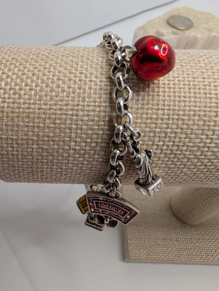 Brazalete Brighton Broadway Charm Rojo Apple Taxi NYC Tono Plata 7.5 pulgadas Foto 3 de 4
