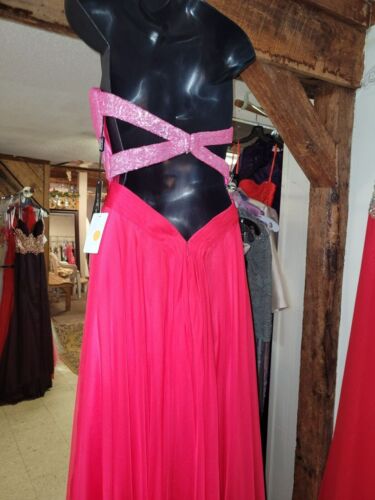La Femme / Evening Gown / Prom Pink in Color / Size 2 - Picture 4 of 7