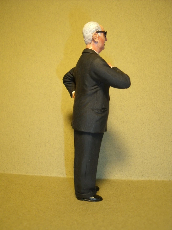 1/18 FIGURE ENZO FERRARI SUIT VROOM UNPAINTED FOR HOT WHEELS MATTEL CMC - Image 3 of 4