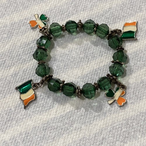 Pulsera elástica con cuatro dijes y cuentas verdes del día de San Patricio bandera irlandesa tréboles - Imagen 11 de 12