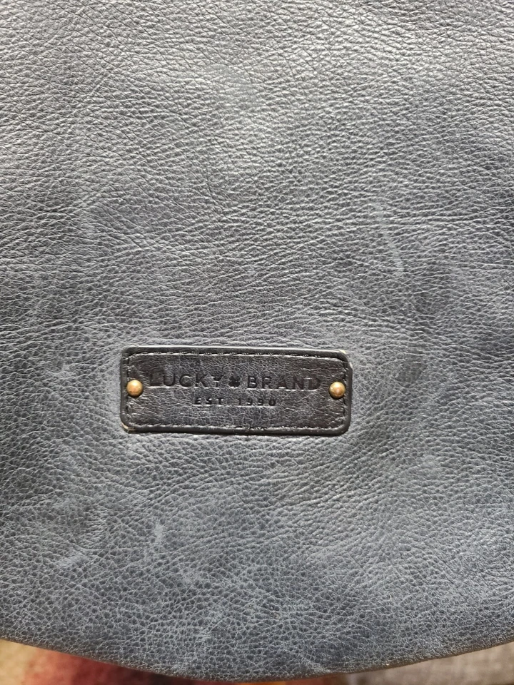 Bolso de Mano Bohemio Hobo Grande de Cuero Lucky Brand Color Azul Denio con Flecos Foto 3 de 4