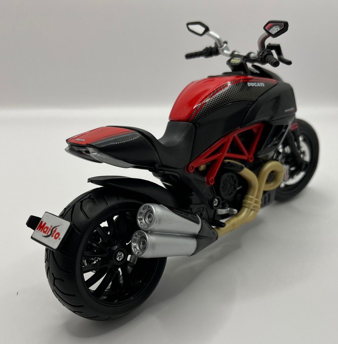 Ducati Diavel Carbon 2011 in red /black, 1:12 scale motorbike model from  Maisto