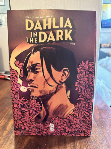 Funda Dahlia in the Dark #1 2022 de Chris Shehan en muy buen estado - Imagen 1 de 1