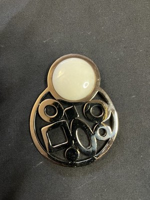 Jay Strongwater Brosche abstraktes Design mit weißem Stein